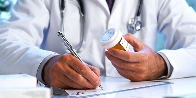 O médico prescribe medicamentos para tratar a osteocondrose