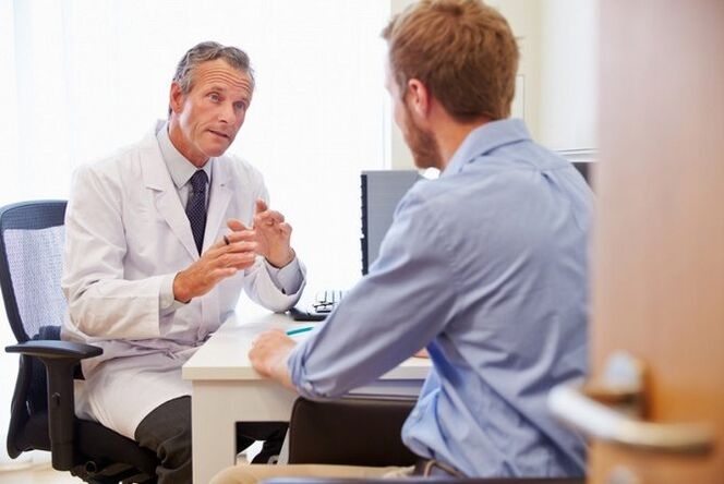 O paciente consulta un médico sobre os remedios populares para o tratamento da osteocondrose