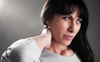 A muller está preocupada polos síntomas da osteocondrose cervical