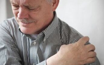Cervicobraquialgia, que causa dor e entumecimiento nas mans